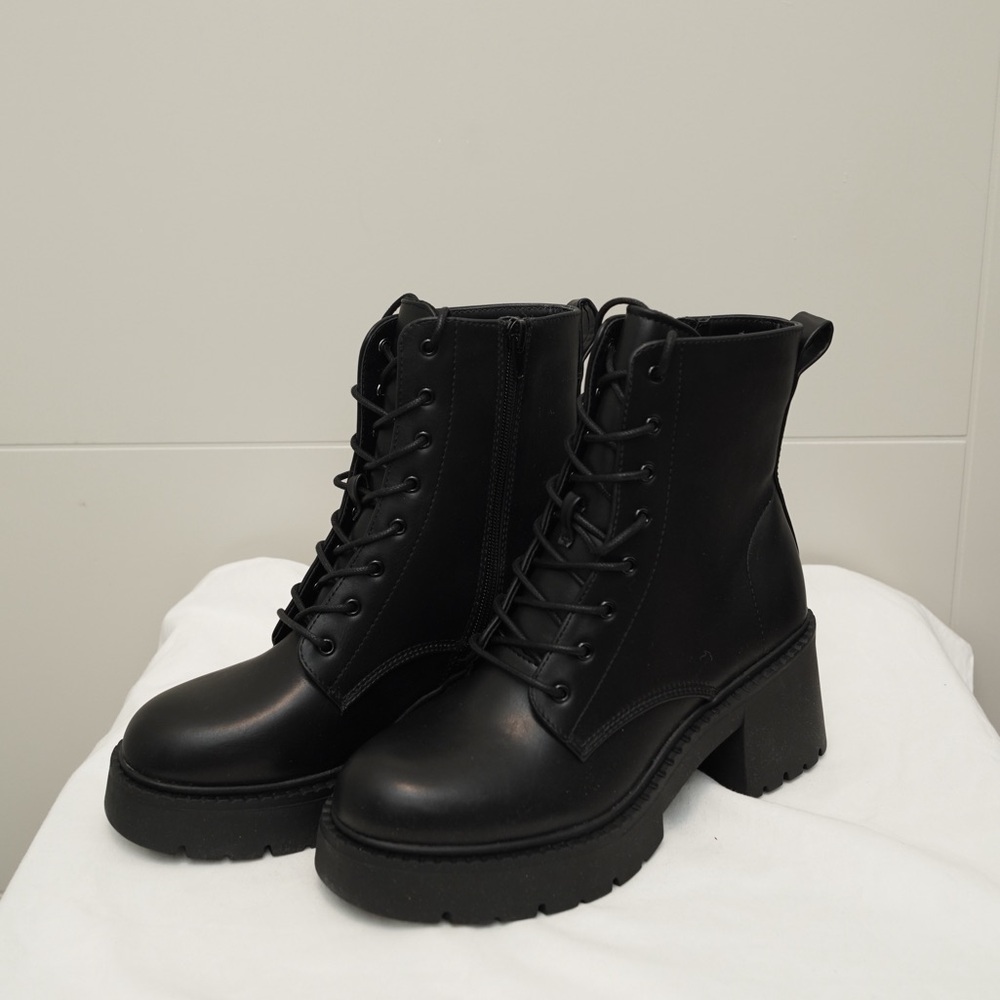 NEW SO Black Lace-Up Platform Combat Moto Ankle Boots Biker Sz 8